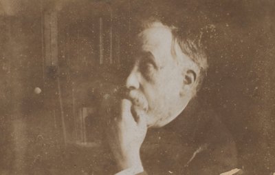 [Självporträtt i biblioteket Hand to Chin], troligen 1895. av Edgar Degas