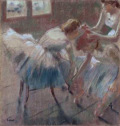 Tre dansare som förbereder sig för klass, ca 1880 (pastellfärgad på gulfärgat vävt papper) av Edgar Degas