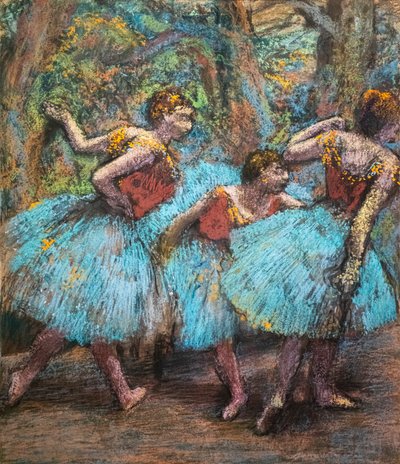 Tre dansare (blå kjolar, röda corsager). Omkring 1903. Pastell på papper lim på kartong. av Edgar Degas