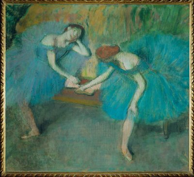 Två dansare vilar, eller Två dansare i blu (pastell) av Edgar Degas