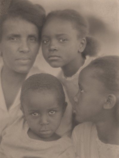 Porträtt av en familj av Edith R. Wilson