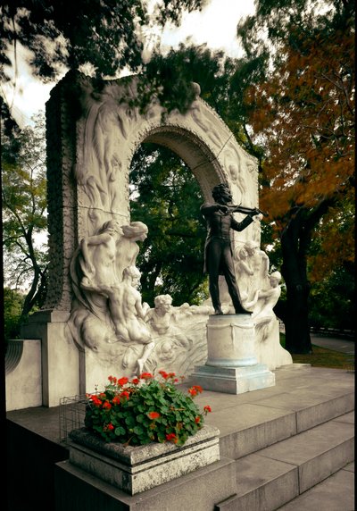 Monument till hyllning till den österrikiske kompositören och dirigenten Johann Strauss II (eller Johann Strauss son eller den unge eller Johann Sebastian Strauss) (1825-1899). Skulptur av Edmund von Hellmer (1850-1935). 1921. Wien, Stadtpark, Österrike av Edmund Ritter von Hellmer