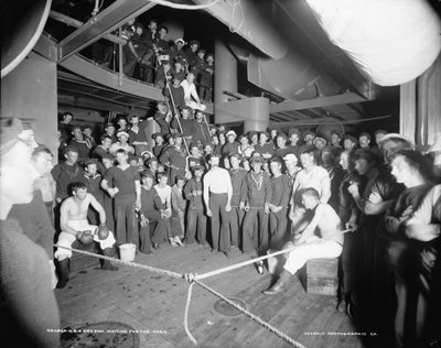 U.S.S. Oregon, väntar på gongongen, 1896-1901 av Edward H. Hart