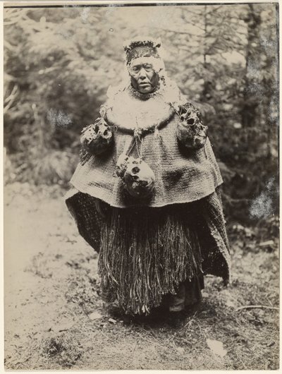 En kwakiutlsk huvudjägare klädd för en Kominaka-dans av Edward S. Curtis