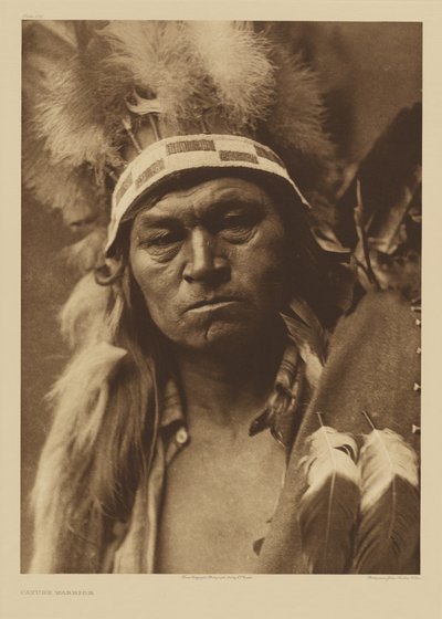 [En Liksiyu-krigare] av Edward S. Curtis