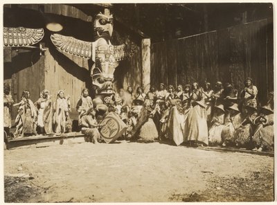 [Tätt samlad mot väggarna stod den brokiga skaran av krigare och deras hustrur] av Edward S. Curtis