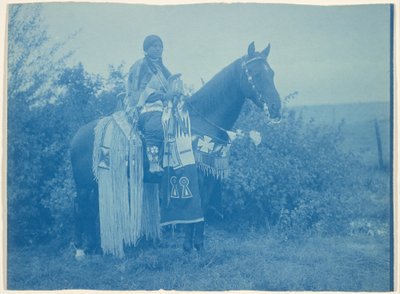 [Cayuse-kvinna till häst] av Edward S. Curtis