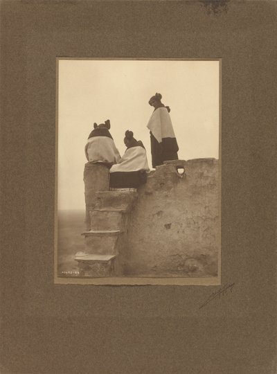 [Hopi, betraktar dansarna] av Edward S. Curtis