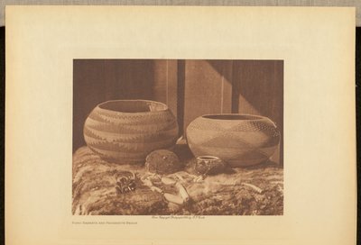 Pomo-korgar och magnesitpärlor av Edward S. Curtis