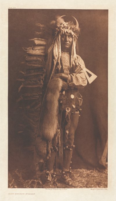 Portfölj VI, skylt 206: Järnbröst - Piegan av Edward S. Curtis