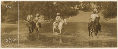 [Ryttare i en bäck] av Edward S. Curtis