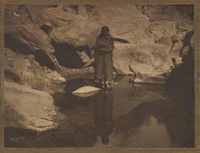 Kvinna stående i vatten av Edward S. Curtis