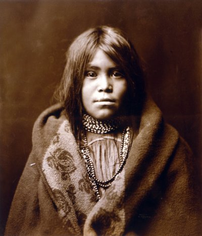 En Apache-tjej, ca. 1903, foto Edward S. Curtis av Edward Sheriff Curtis