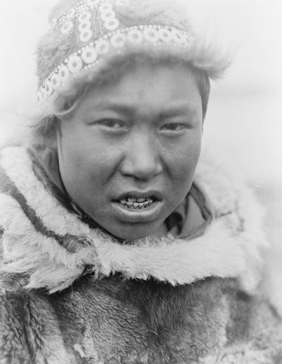 En eskimåungdom från Hooper Bay, Alaska, ca 1929 (s/v foto) av Edward Sheriff Curtis