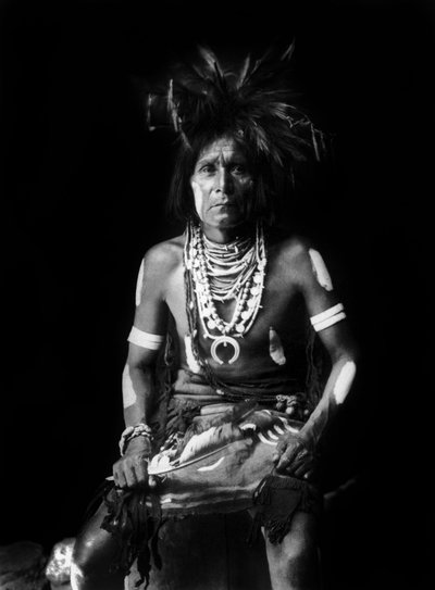 首にナジャを巻いたホピ族インディアン、エドワード・S・カーティス撮影、c. 1921年スウェーデン語 av Edward Sheriff Curtis