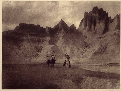 I Badlands. Denna fantastiska bild gjordes i Sheep Mountain, på Pine Rige Reserve, Badlands, South Dakota. Foto taget från volym 3 av Edward S. Curtis uppslagsverk (1868-1952) om nordamerikanska indianer, med ett förord av Theodore Roosevelt. Slå vad av Edward Sheriff Curtis