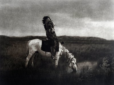 Indisk krigare som rider på slätten av Edward Sheriff Curtis