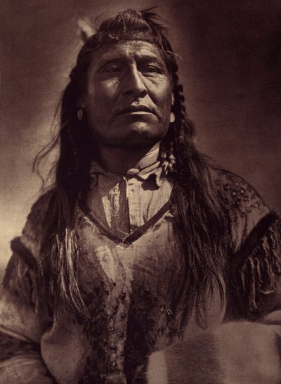 New Chest, Indian Piegan. Foto taget från volym 6 av uppslagsverket publicerat av Edward S. Curtis (1868-1952) om indianerna i Nordamerika, med ett förord av Theodore Roosevelt. Mellan 1907 och 1930 publicerades 20 volymer. av Edward Sheriff Curtis