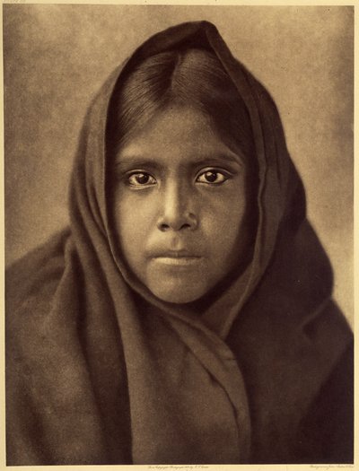 Qahatika tjej. Ung Qahatika flicka. Dessa ökenindianer bor cirka 60 kilometer från Pimasreservatet (Arizona). Foto taget från volym 2 av Edward S. Curtis uppslagsverk (1868-1952) om nordamerikanska indianer, med ett förord av Theodore Roosevelt. B av Edward Sheriff Curtis