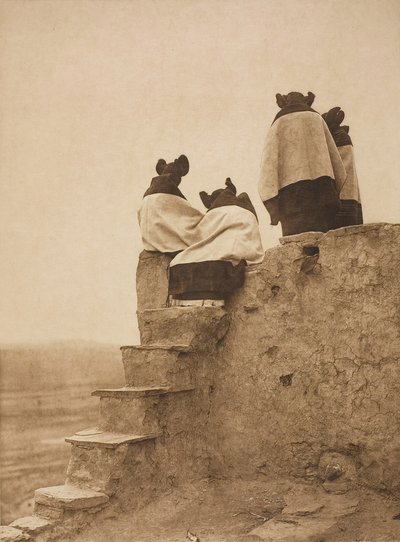 Tittar på dansarna, 1906. av Edward Sheriff Curtis