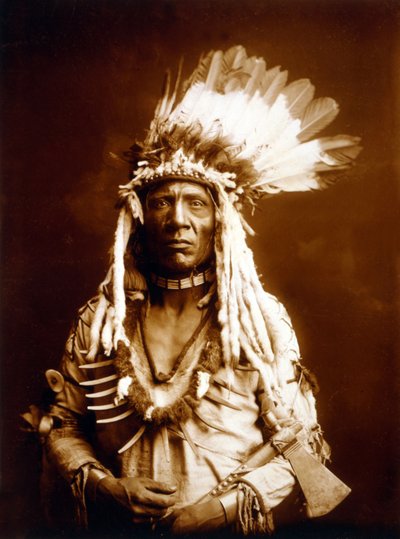 Weasel Tail, Piegan, med en Tomahawk, ca. 1900, foto Edward S. Curtis av Edward Sheriff Curtis