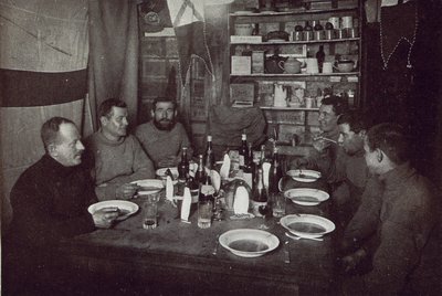 The Men, Midvinterdagsmiddag, British Antarctic Expedition, Cape Evans, 22 juni 1912 (s/v foto) av Edward W. Nelson
