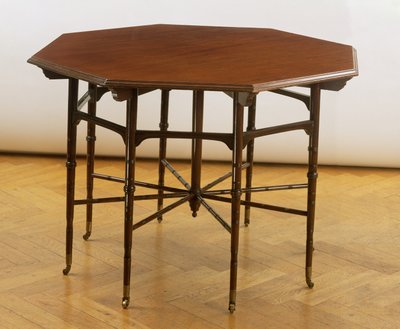 Åttakantigt bord, tillverkat av Collinson and Lock, ca 1875 (mahogny) av Edward William Godwin
