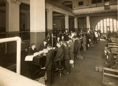 Invandrare registreras i Main Hall, U. S. Immigration Station, 1902-10 av Edwin Levick