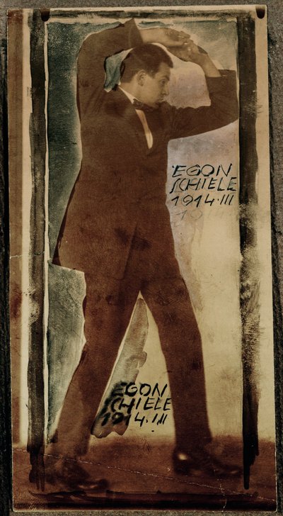 Egon Schiele med höjda armar ... (foto) av Egon Schiele