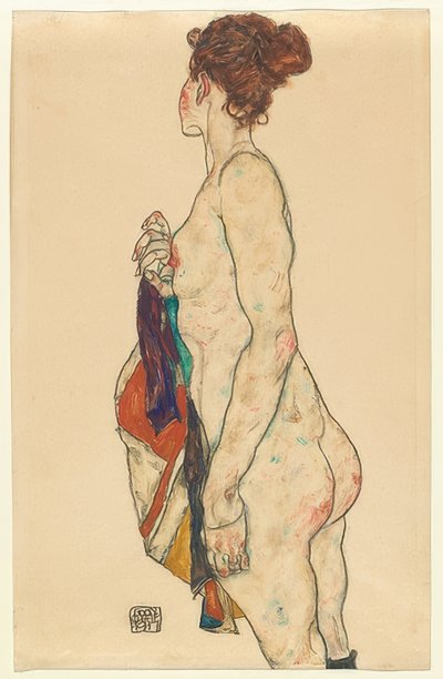 Stående naken med mönstrad mantel. 1917 av Egon Schiele