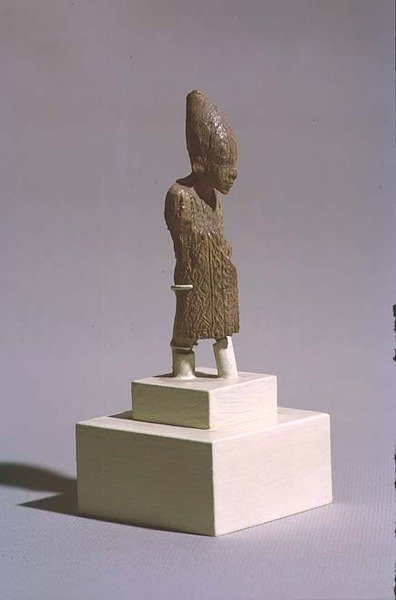 Figur av en kung som bär den vita kronan av övre Egypten och kappan från Sed-festivalen, från Osiris tempel, Abydos, tidig dynastisk period, ca 3000 f.Kr. (se även 23814) av Egyptian