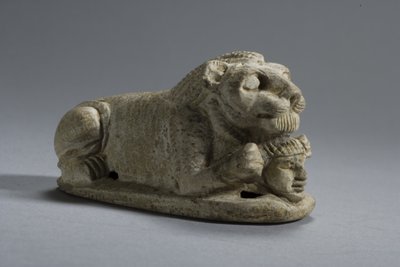 Lock på ett liggande lejon som håller ett huvud, Napata-Meroe, Upper Nubia (steatit) av Egyptian
