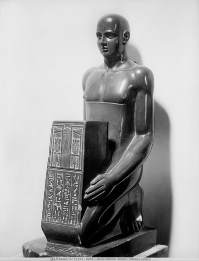 Naophorous staty av en man (basalt) av Egyptian