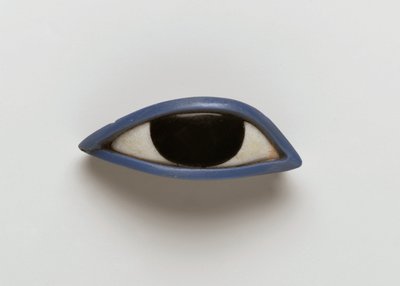 Höger öga från en antropoid kista (obsidian, kristallint och blått glas) av Egyptian