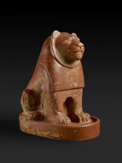 Statyett av ett lejon sittande på en sockel, från tempelområdet i Hierakonpolis, egyptiskt, sent protodynastiskt, slutet av det gamla riket, ca 2700-2200 f.Kr. (keramik) av Egyptian