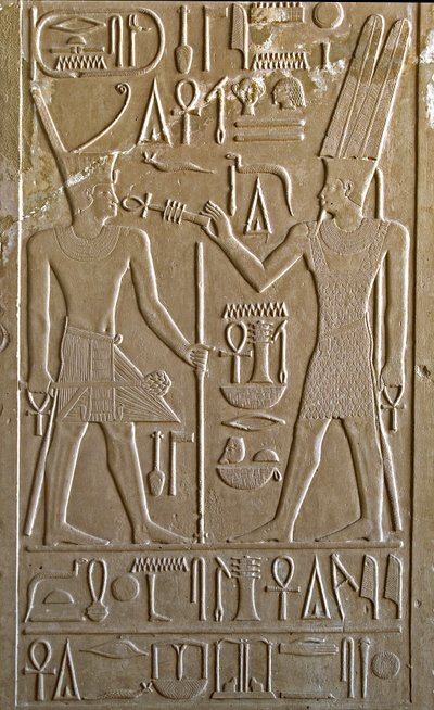 Egyptisk antikvitet: hieroglyf föreställande Sesostris I som från händerna på Amon RA tar emot symbolerna för liv och hälsa - vitt kapell av farao Sesostris I (1962-1928 f.Kr.) 12:e dynastin, helgedom byggd för att hylla guden Amon - open sky museum of Ka av Egyptian 12th Dynasty