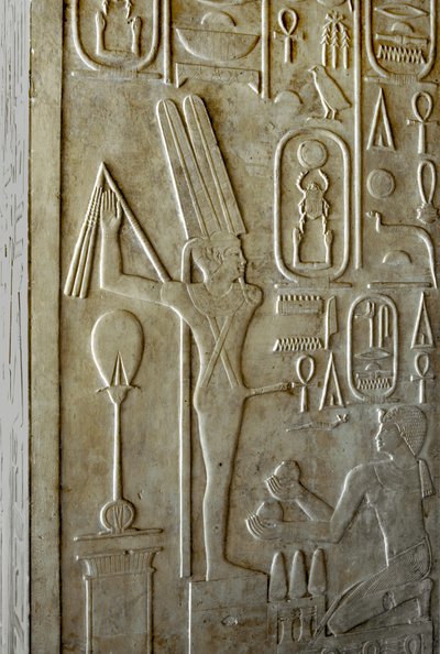 Egyptisk antikvitet: hieroglyf föreställande guden Ithyphallic Min, vitt kapell av farao Sesostris I (1962-1928 f.Kr.) 12:e dynastin, helgedom byggd för att hylla guden Amon. friluftsmuseum av templet i Karnak Egypten av Egyptian 12th Dynasty