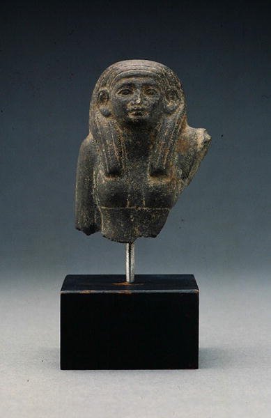 Huvud och axlar av en kvinna från en gruppstaty, förmodligen en begravningsdyad, Middle Kingdom (basalt) av Egyptian 12th Dynasty