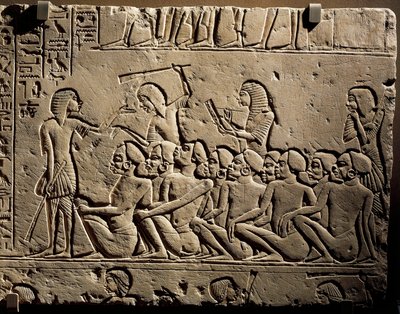 En grupp negroida fångar omringade av vakter beväpnade med klubbor medan en skriftlärd skriver en rapport, relief från Horemhebs grav i Saqqara av Egyptian 18th Dynasty