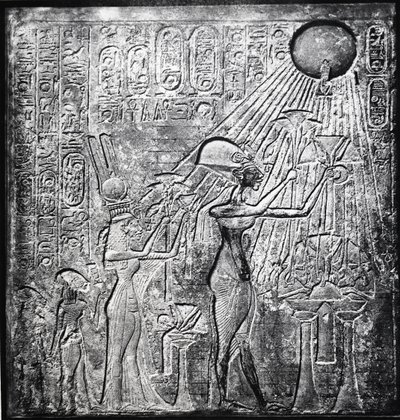 Akhenaton (Amenhotep IV) kätterska farao, regerade från c150 f.Kr., här tillsammans med Nefertiti och deras två döttrar som erbjuder gåvor till solen. Relief ursprungligen i Temple of Sun, Thebe. Linne plagg av Egyptian 18th Dynasty