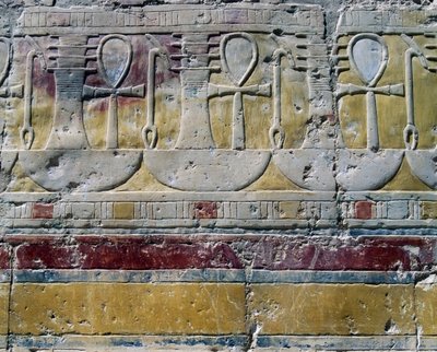 Ankh, hieroglyfiskt tecken för liv, Djed, pelarliknande symbol, och Uas, tecken för spira, målade reliefer, Hathors kapell, drottning Hatshepsuts begravningstempel, Deir el-Bahri, Thebe, Egyptisk civilisation, Nya riket, XVIII:e dynastin av Egyptian 18th Dynasty