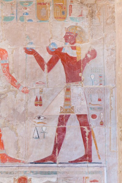 Basreliefbild som visar en farao som ger offer, Hatshepsut-templet i Deir Al Bahari, Luxor, Egypten (foto) av Egyptian 18th Dynasty