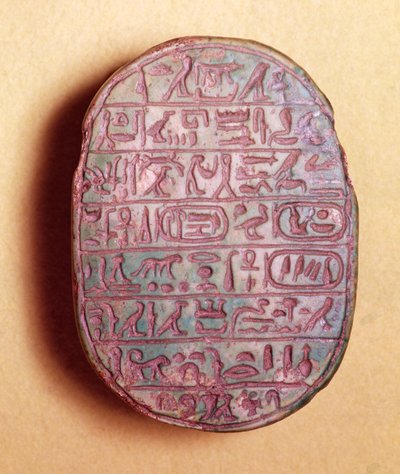 Bas av en äktenskapsskarabé av Amenhotep III (ca 1417-1379 f.Kr.) och drottning Tiye, New Kingdom, ca 1391-1353 f.Kr. av Egyptian 18th Dynasty