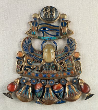 Bröstplåt med sol- och månemblem, från Tutankhamuns grav, Thebe, Egypten, Guldsmideskonst, Egyptisk civilisation, Nya riket, XVIII:e dynastin av Egyptian 18th Dynasty