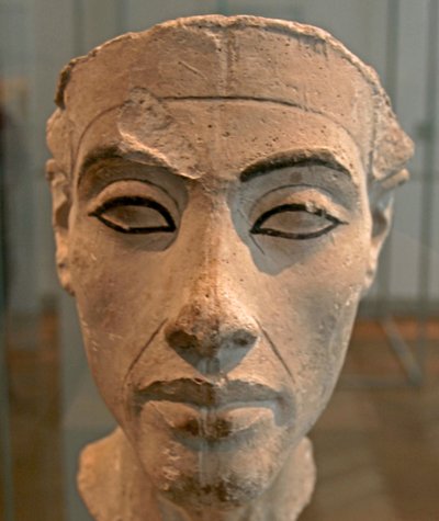 Byst av Nefertiti (c1370-c1330 f.Kr.) Stor kunglig hustru (huvudgemål) till den egyptiske farao Akhenaton. Nefertiti och hennes man var kända för en religiös revolution. De började dyrka en enda gud, Aten, solens skiva. av Egyptian 18th Dynasty