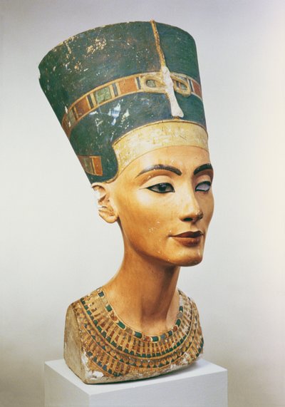 Byst av drottning Nefertiti, från skulptören Thutmoses ateljé i Tell el-Amarna (målad kalksten) (se även 114019, 114020 & 267404) av Egyptian 18th Dynasty