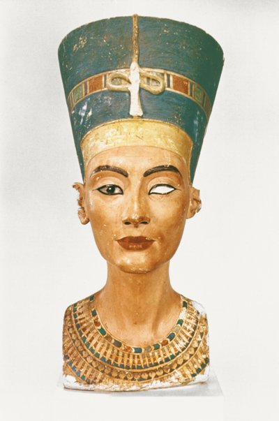Byst av drottning Nefertiti, framifrån, från skulptören Thutmoses studio vid Tell el-Amarna (målad kalksten) (se även 114018 & 114020) av Egyptian 18th Dynasty