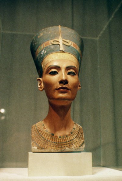 Byst av drottning Nefertiti, framifrån, från skulptören Thutmoses studio vid Tell el-Amarna (målad kalksten) (se även 114018-20) av Egyptian 18th Dynasty