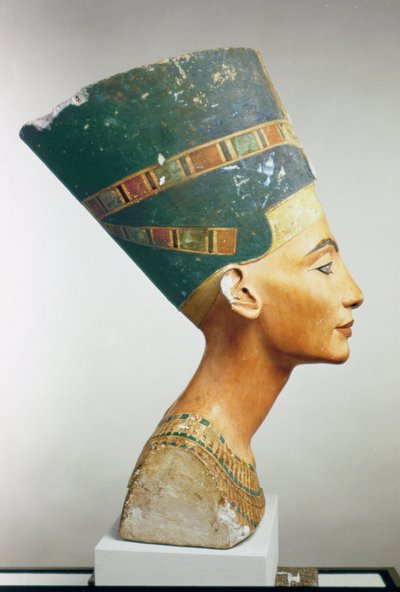 Byst av drottning Nefertiti, sidovy, från studion av Thutmose vid Tell el-Amarna (målad kalksten) (se även 114018 & 114019) av Egyptian 18th Dynasty