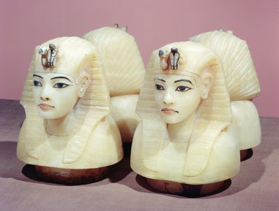 Canopic urnor, från Tutankhamons grav, New Kingdom (alabaster) (se även 383303, 149422 och 149486) av Egyptian 18th Dynasty